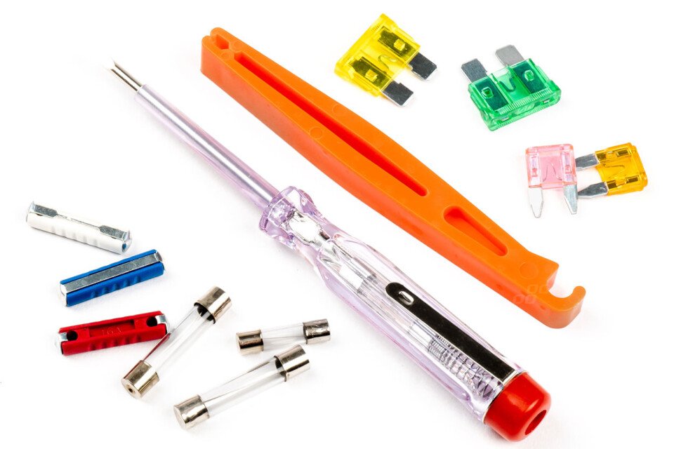 Zestaw bezpieczników + cęga + tester AMIO-03036