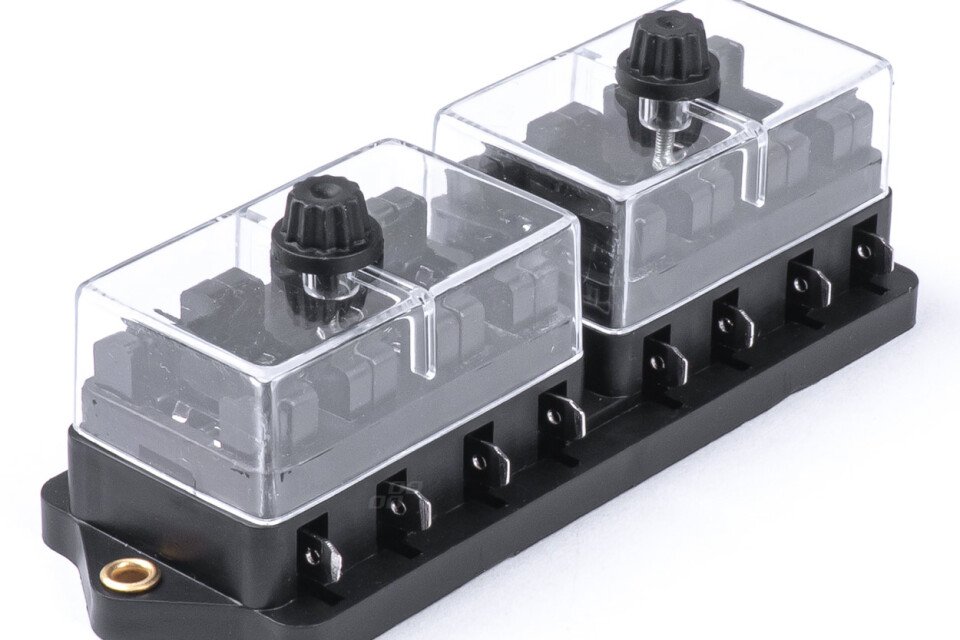 Keramická pojistková skříň s 8 zásuvkami AMIO-03042