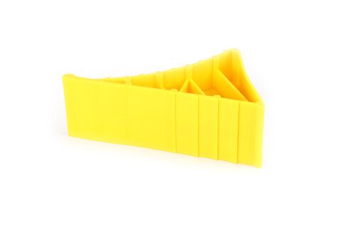 Klin pod koła samochodu