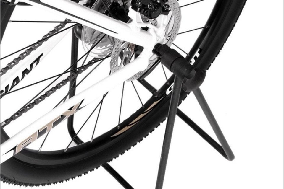 Zložljivo kovinsko stojalo za servisno kolo za zadnje kolo