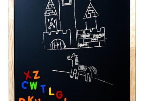Domek z tablicą magnetyczną wiszącą z kredą i literami