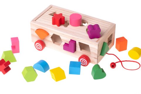 Holzeisenbahn an einer Schnur