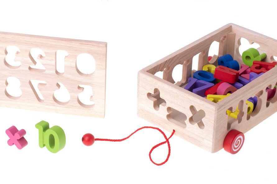 Tren din lemn pe sfoară + accesorii
