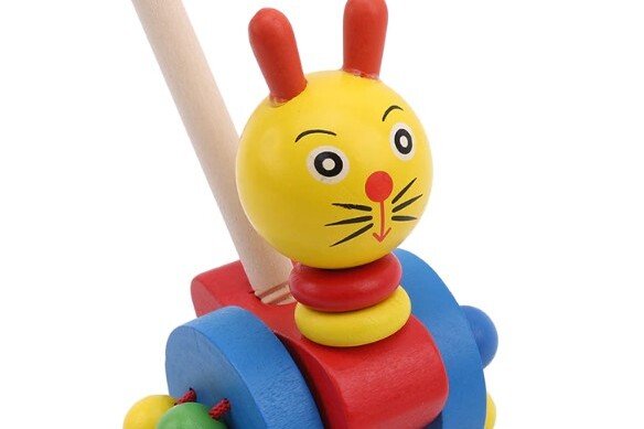 Hölzerne Schiebekatze auf einem Stock