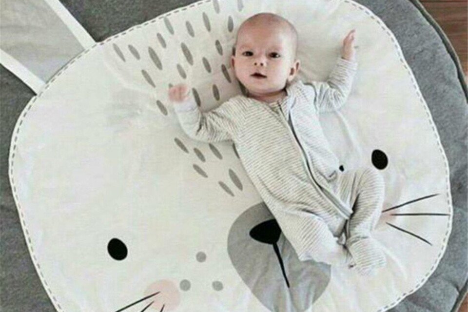 Okrogla podloga za otroka, siva, motiv zajčka 85 cm