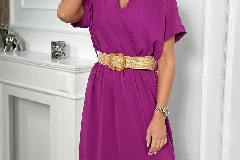 Dolga obleka z okrasnim pasom v temno vijolični barvi