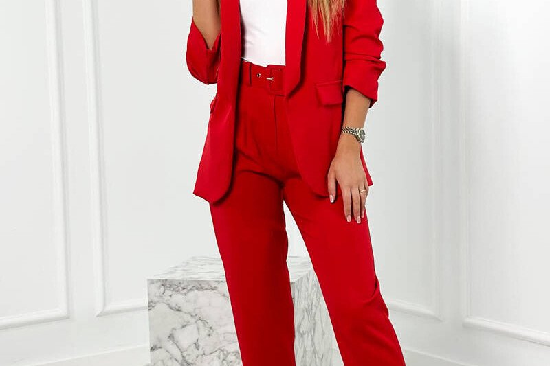 Elegantan komplet crvenog sakoa i hlača