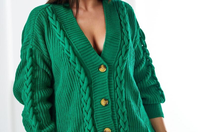 Pulover verde deschis cu nasturi